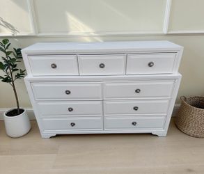 Delivery Available! Modern White Wooden 9 Drawer Bedroom Dresser Chest! Good condition.  58x16.5x40in