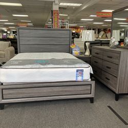 Modern Wooden 5pc Bedroom Set W/ FREE NIGHTSTAND AND MATTRESS ( Brand New)