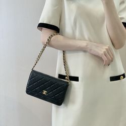 40%DISCOUNT off! CHANEL black crossbody bag