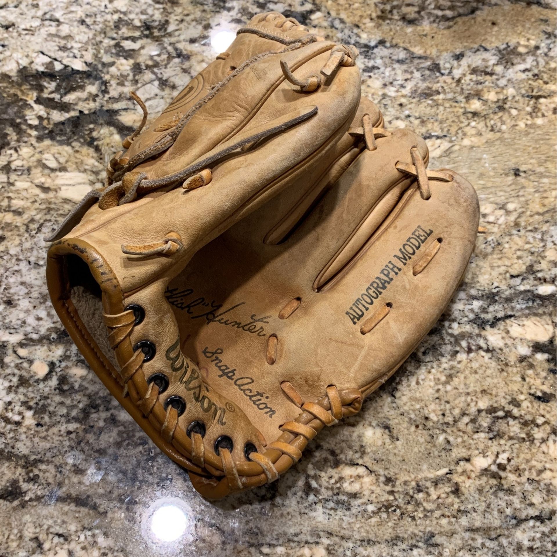 Wilson Vintage Jim Catfish Hunter Autograph Model RHT 10" Baseball Mitt YOUTH