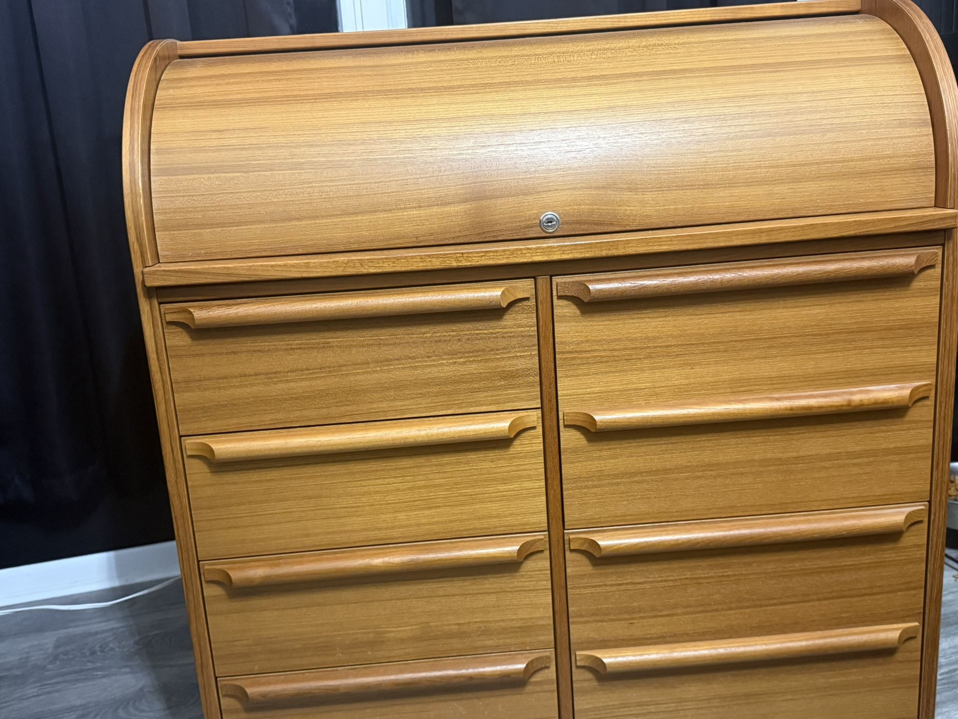 Danske Secretary Roll Out Desk