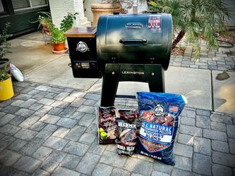 Lexington Pit Boss Onyx Pellet Grill + extras!