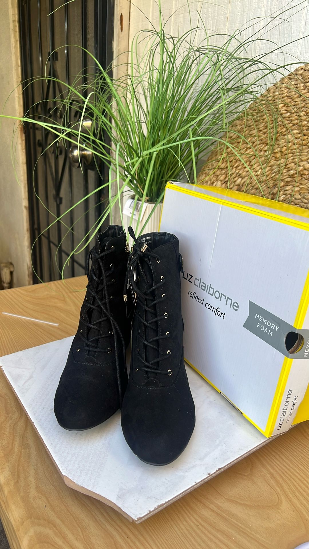 LIZ. Claiborne.  MEMORY. FOAN. Size. 10. M