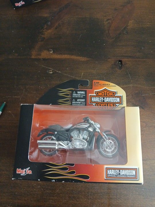 Harley Davidson 2006 Die-Cast Replica 1:18 Series 06 VRSCR STREET ROD
