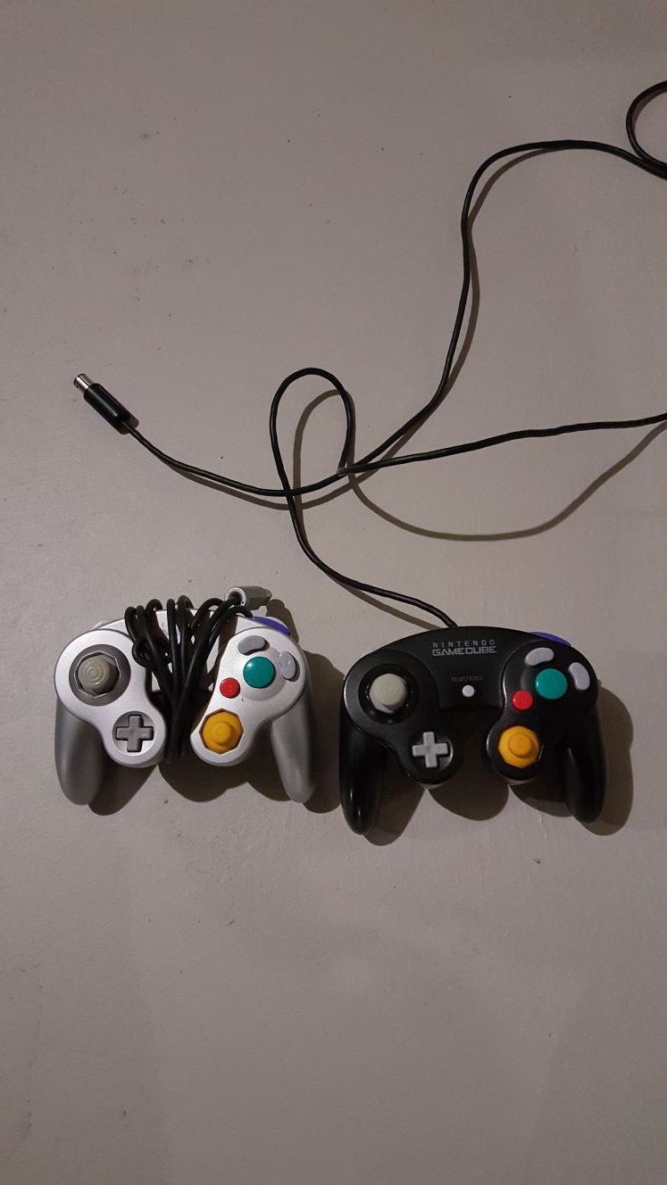 2 Nintendo GameCube controllers