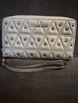 Michael Kors Pearl Grey Quilted Grommet Leather Phone Wallet Wristlet Zip Around