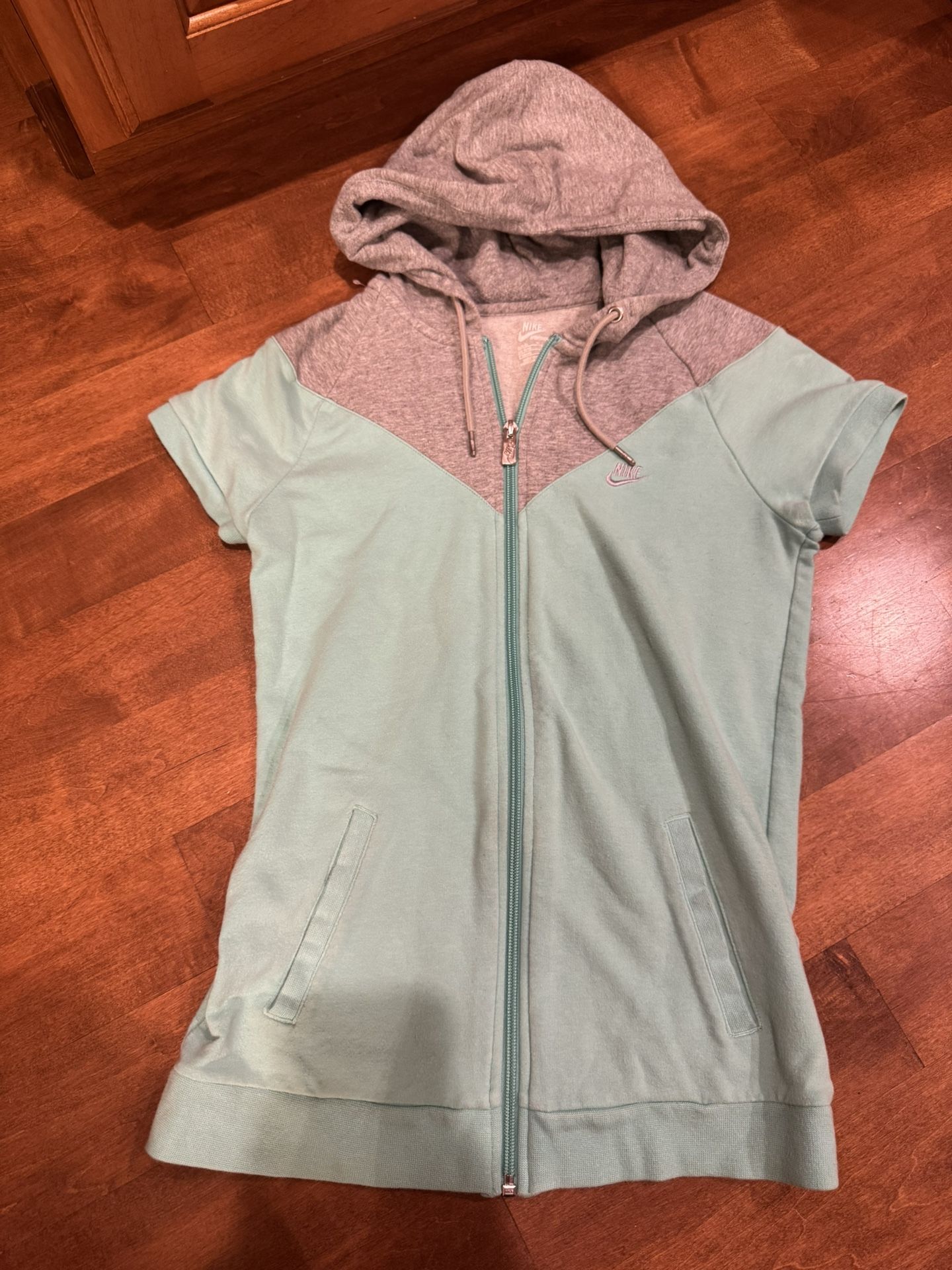 Woman’s Nike short sleeve, zipper jacket size small shipping available