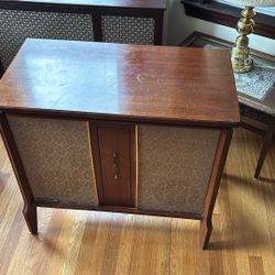 Vintage RCA Victor Record Player In Cabinet 