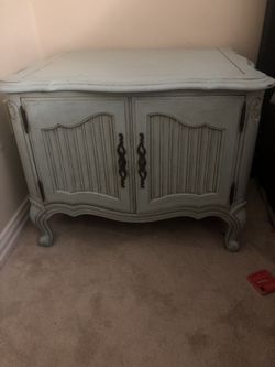 Beautiful Set Of 2 Shabby Chic /French Wood Nightstands