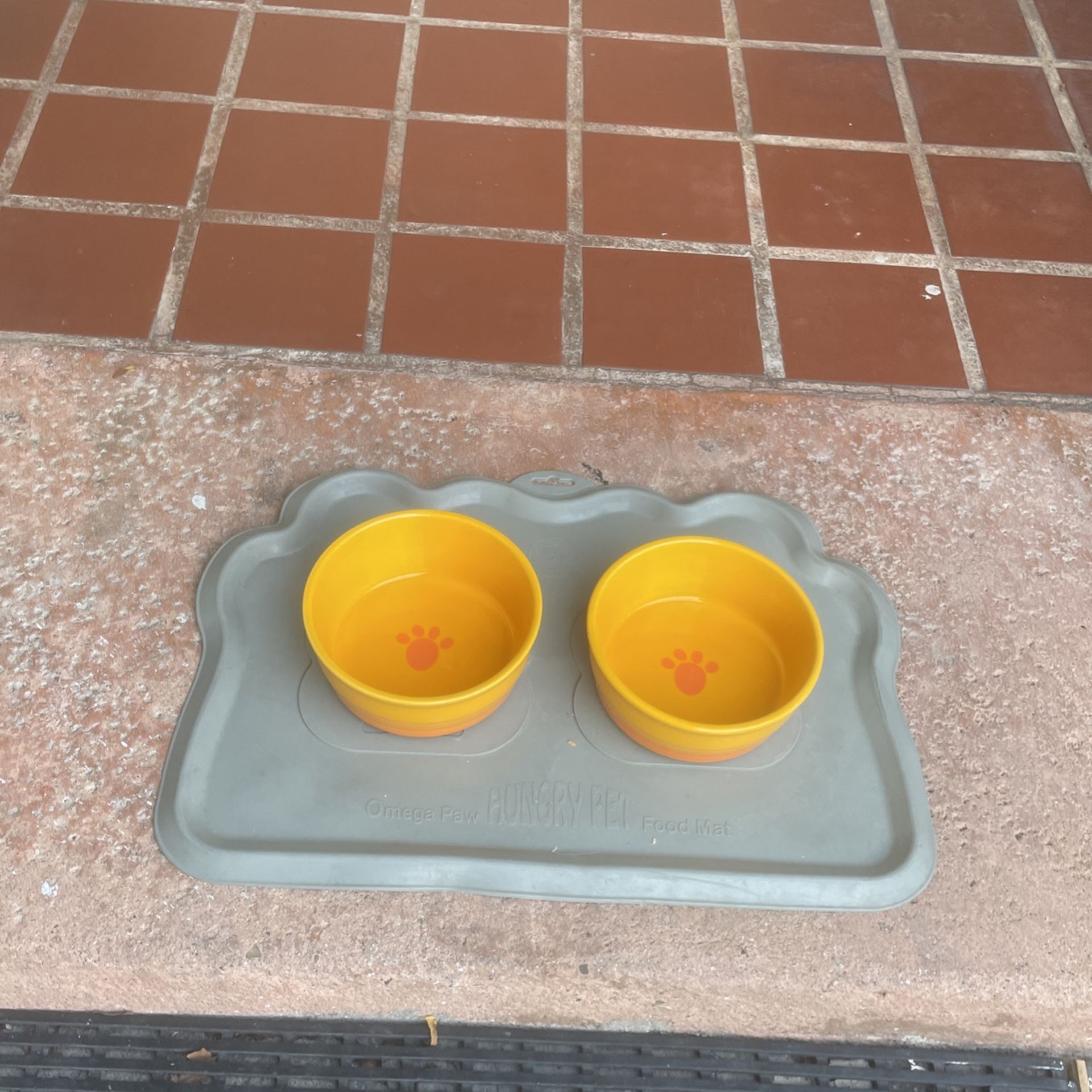 Omega Paw Hungry Pet Food Bowls And Matt for Sale in Santa Ana, CA OfferUp