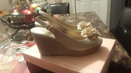 Brand new Bandolino wedge shoes color gold size 7 1/2