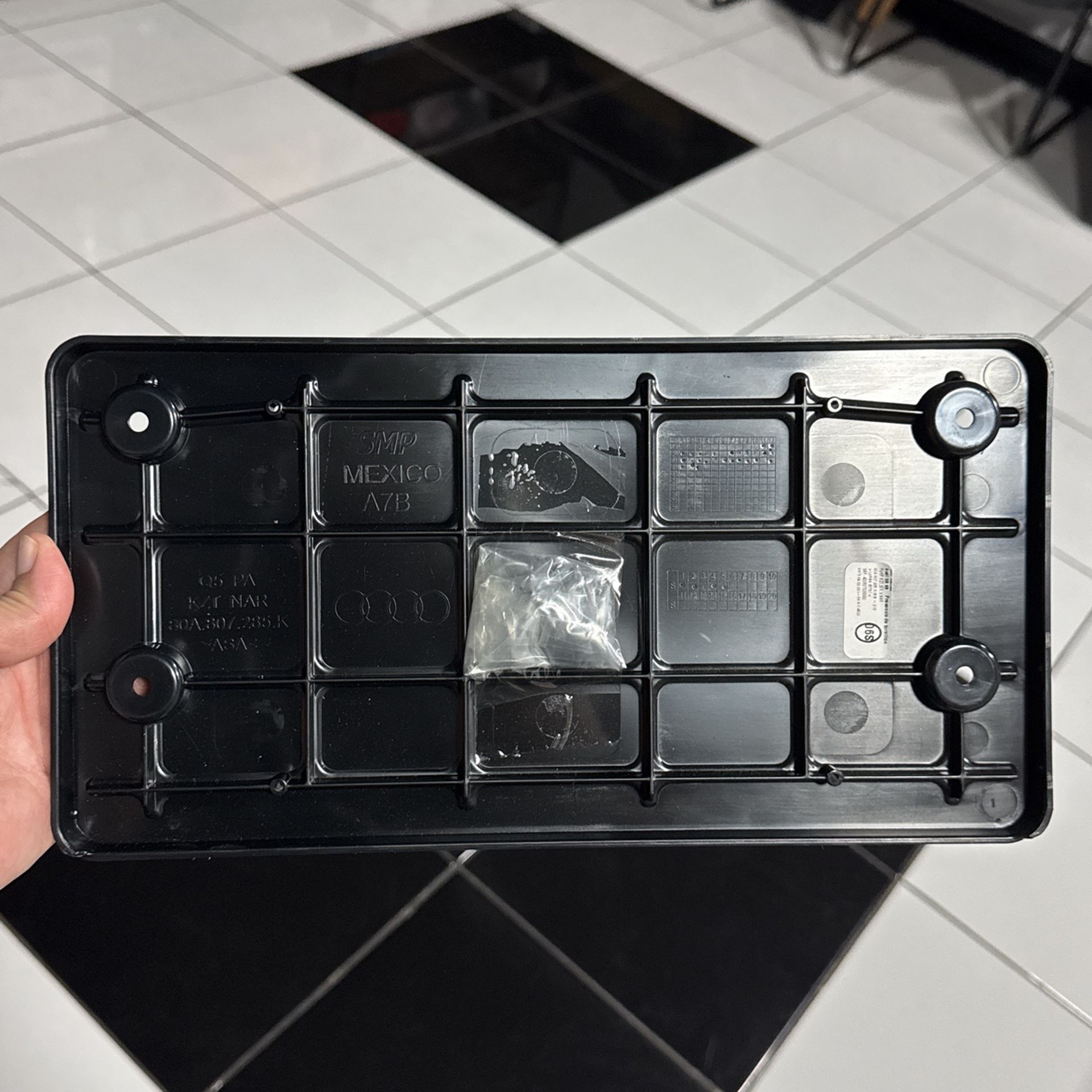 Audi Q 5 Plate Holder