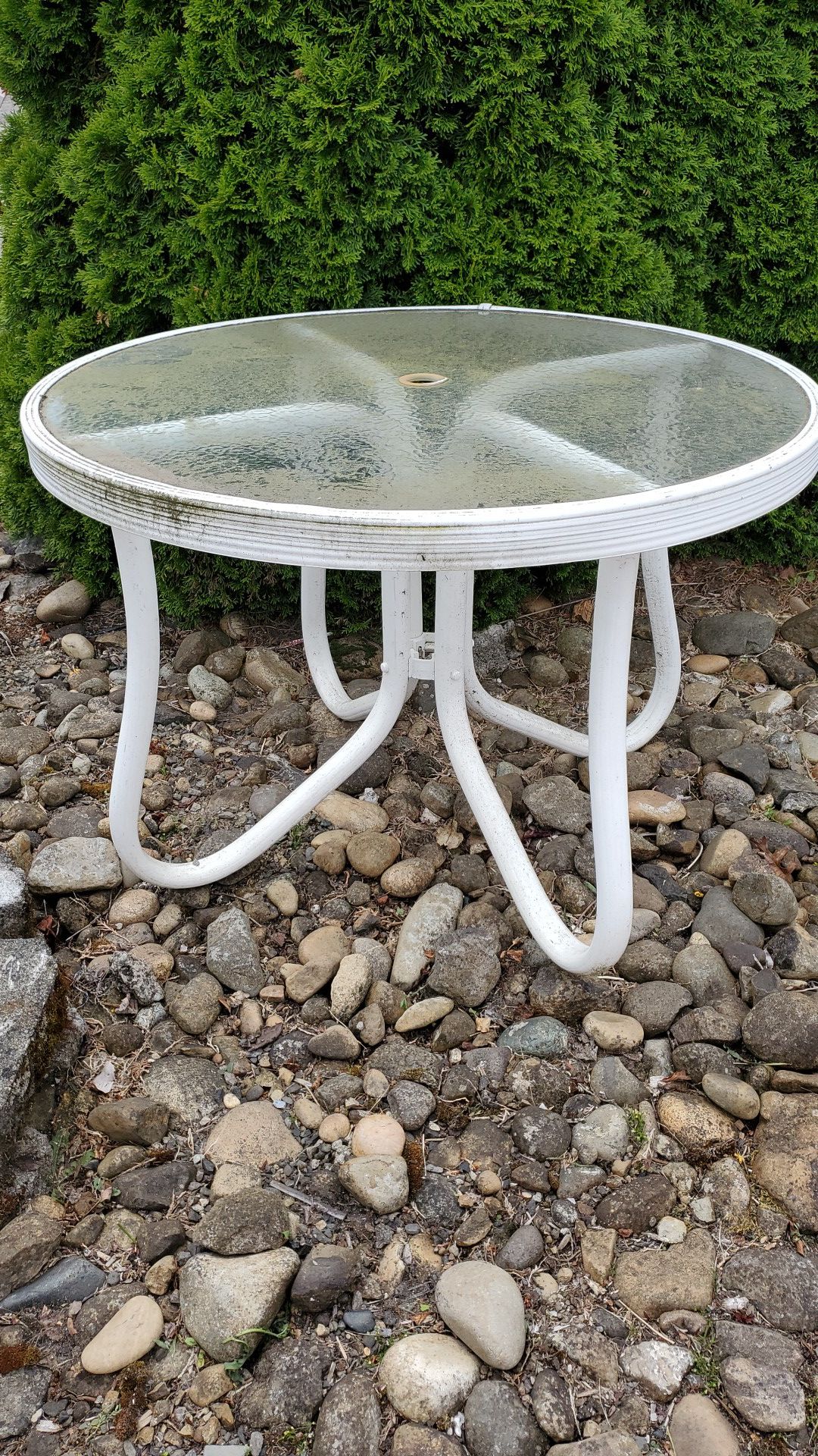 Free outdoor round table