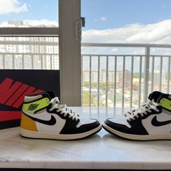 Jordan 1 Volt University Gold