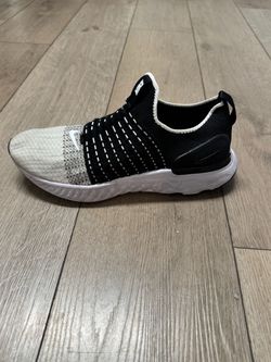 Nike React Phantom Run Flyknit Sneaker