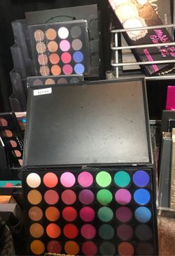 Beautiful 35 color eyeshadow palette! Kellers Flea Market number 1062