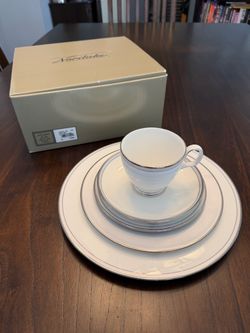 Complete Set of 8 Noritake Fine China "Aegean Mist" 5-Piece Settings – Brand New