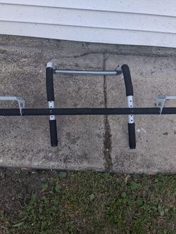 Pull up door way mount