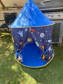 Gigglescape space play tent