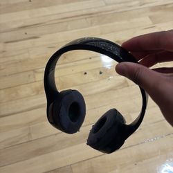 Beats Solo 3 ( Still In Great Conditions)