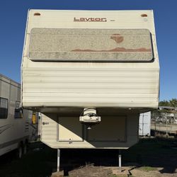 1988 5th Wheel  30’ 