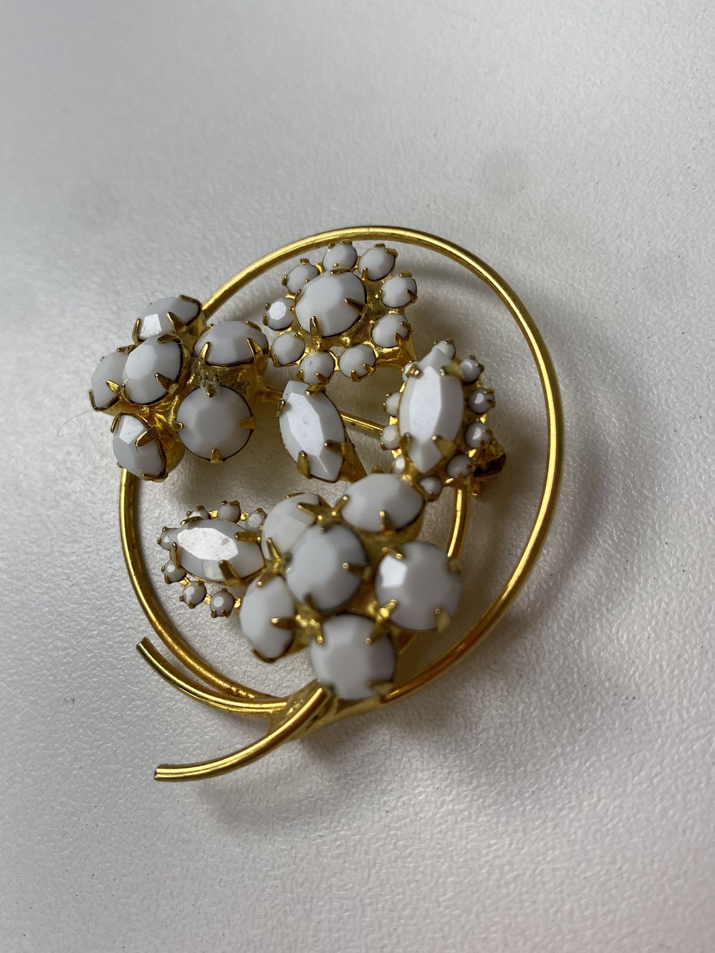 Vintage gold tone milk glass brooch pin Women’s jewelry. Ladies accessories 