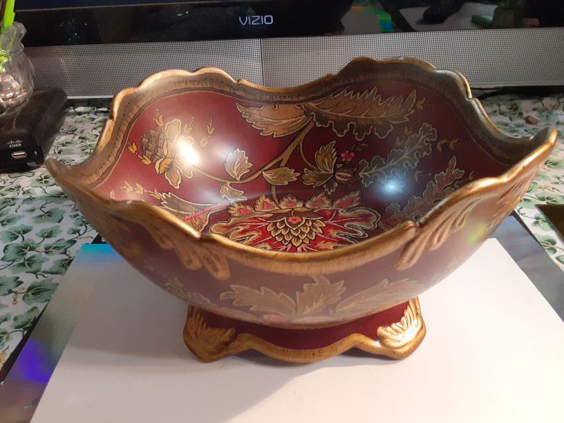 VERY UNIQUE AND DETAIL VINTAGE Bowl THIS IS A VERY UNIQUE AND GORGEOUS LOOKING VINTAGE Bowl