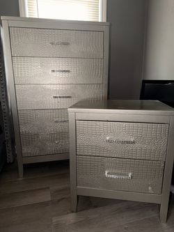 5-Piece Silver/Crocodile Print Bedroom Set