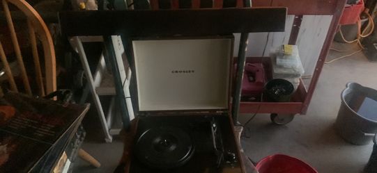Old toca discos Crosby 2 Lp Discos and Speaker Vizio. No remote