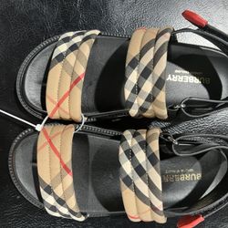 Burberry Kids Sandel Size 2.5  