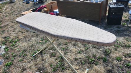Free Freestanding ironing board