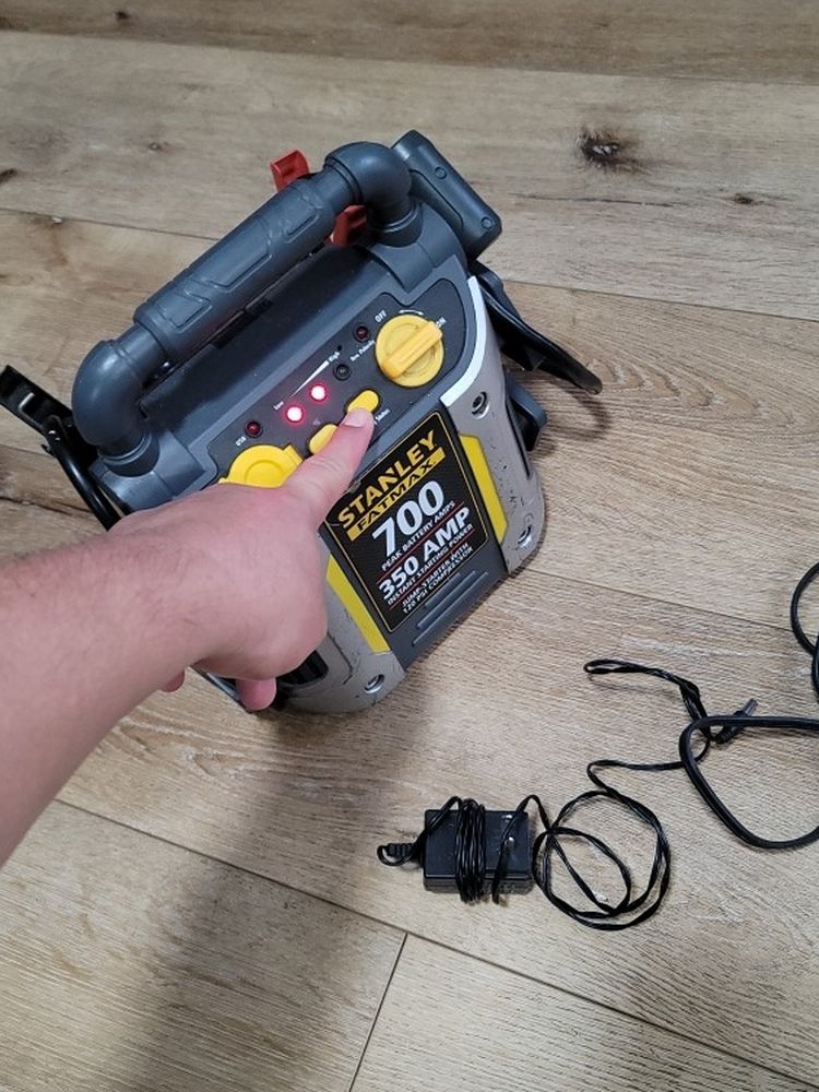 Stanley Fatmax 700 Peak Battery Amps/ Jump Starter With 120 Psi Compressor