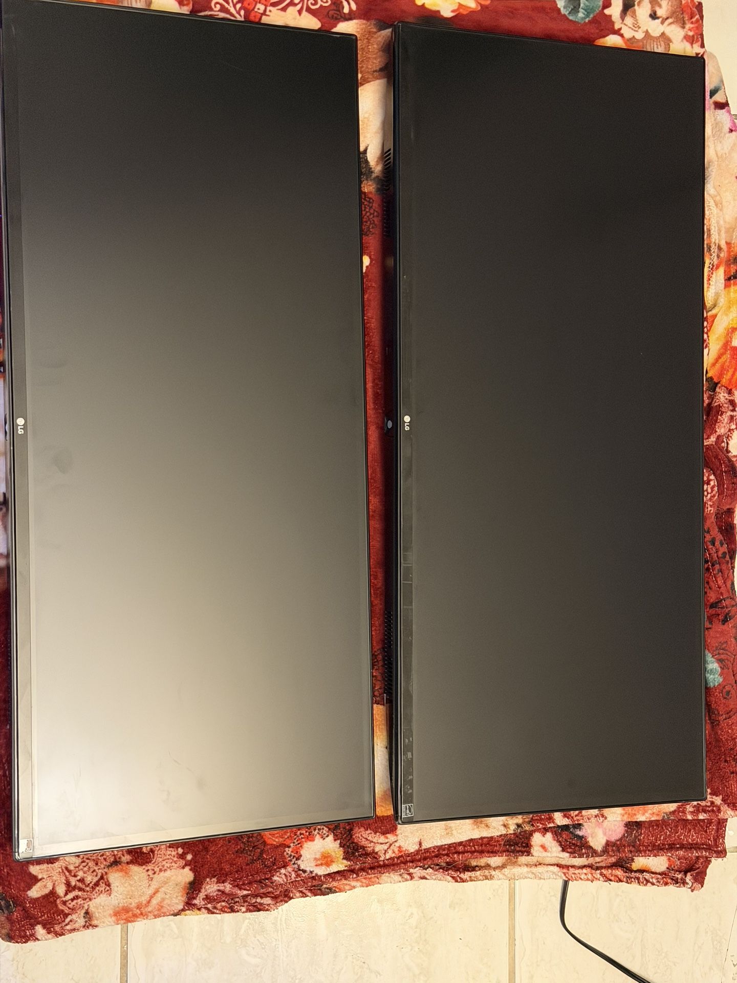 Dos Monitores de 32 Pulgadas Con Montura