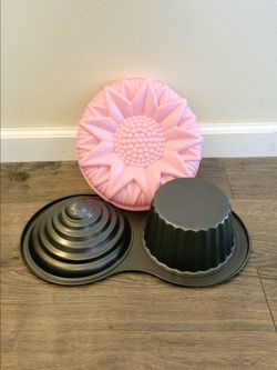 Giant Cupcake Pan & Pink Silicone Sunflower Cake Mold Baking Set