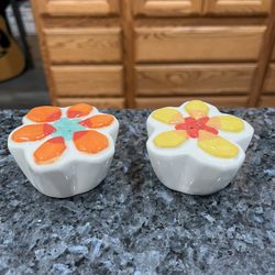 Vintage Ceramic Retro Flower Pair of Salt and Pepper Shakers with stoppers.   Mid Century Modern MCM.  Brand new never used.  Has been on display in a