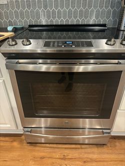 GE Range in Excellent Condition