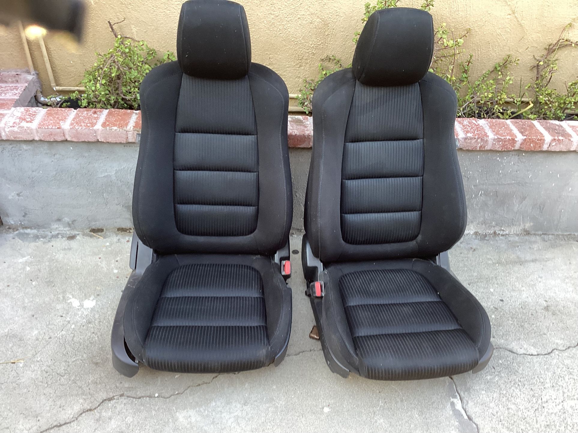 Bucket seats with airbag adjustment