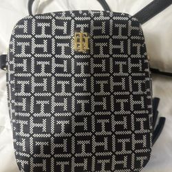 NWT Tommy Hilfiger Womens Signature TH Crossbody Bag