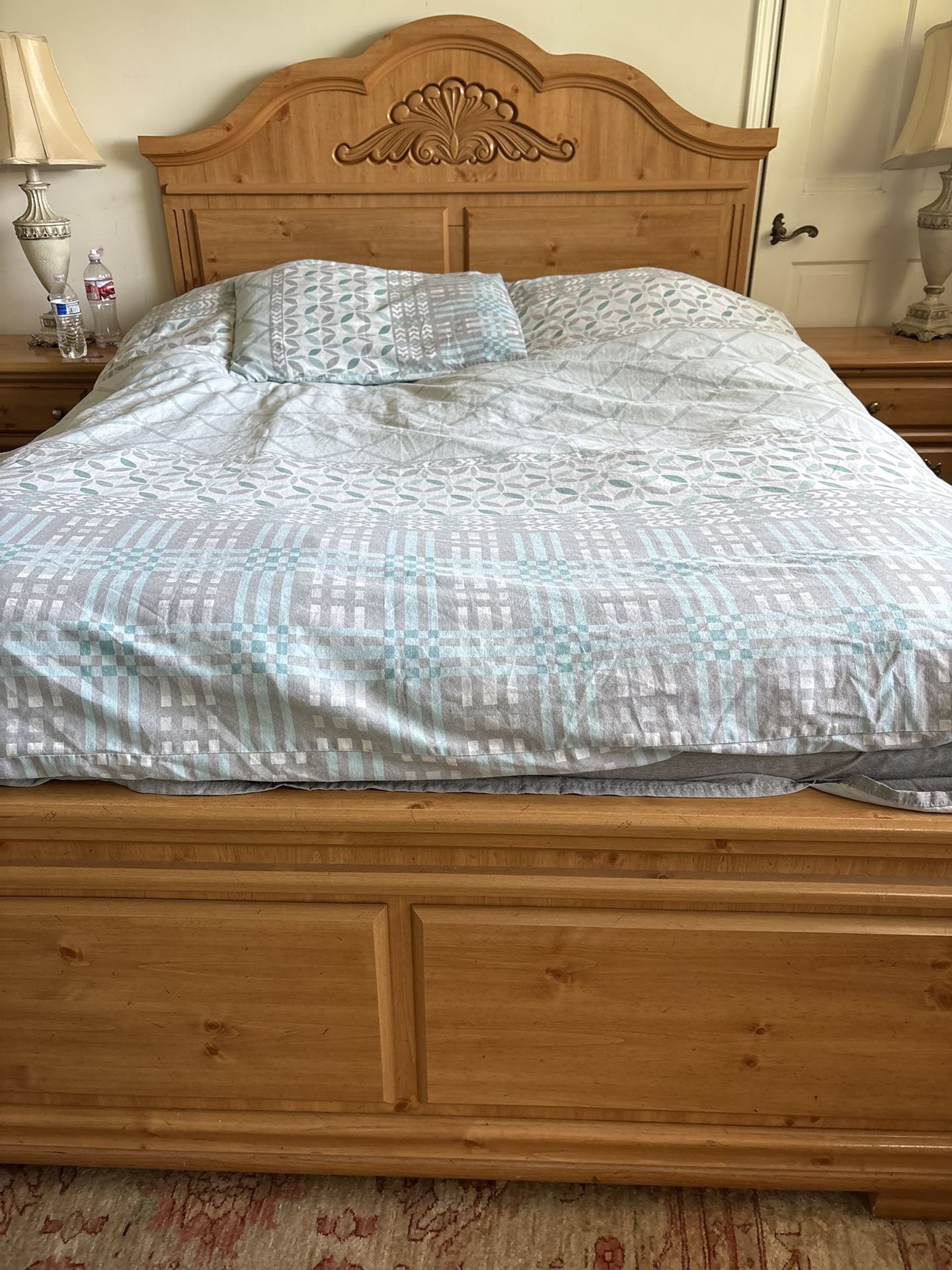 Solid Wood Queen Bedroom Set – Bed, Dresser & Nightstands – $500 (Laguna Hills)