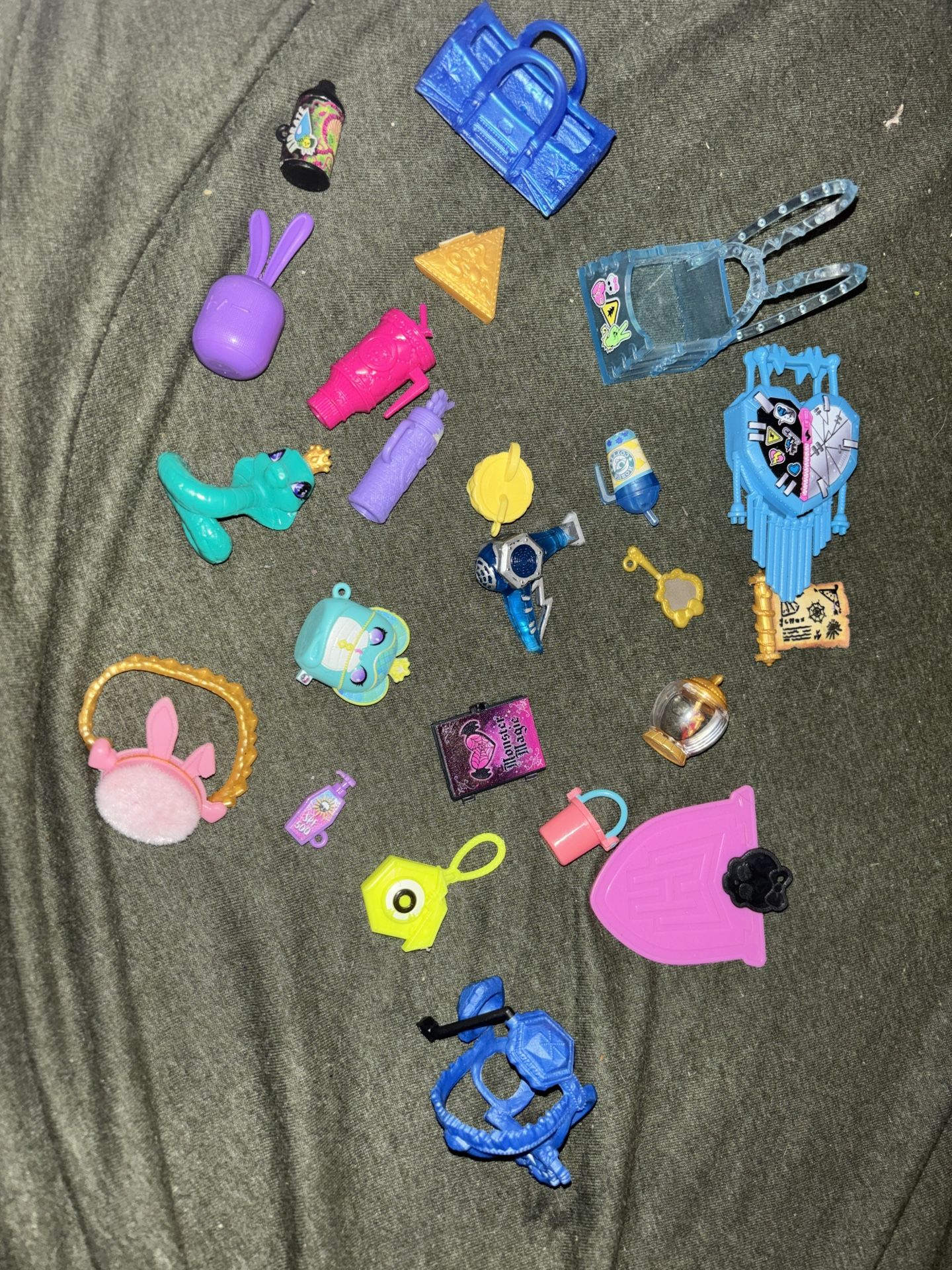 Monster High Accessories Lot
