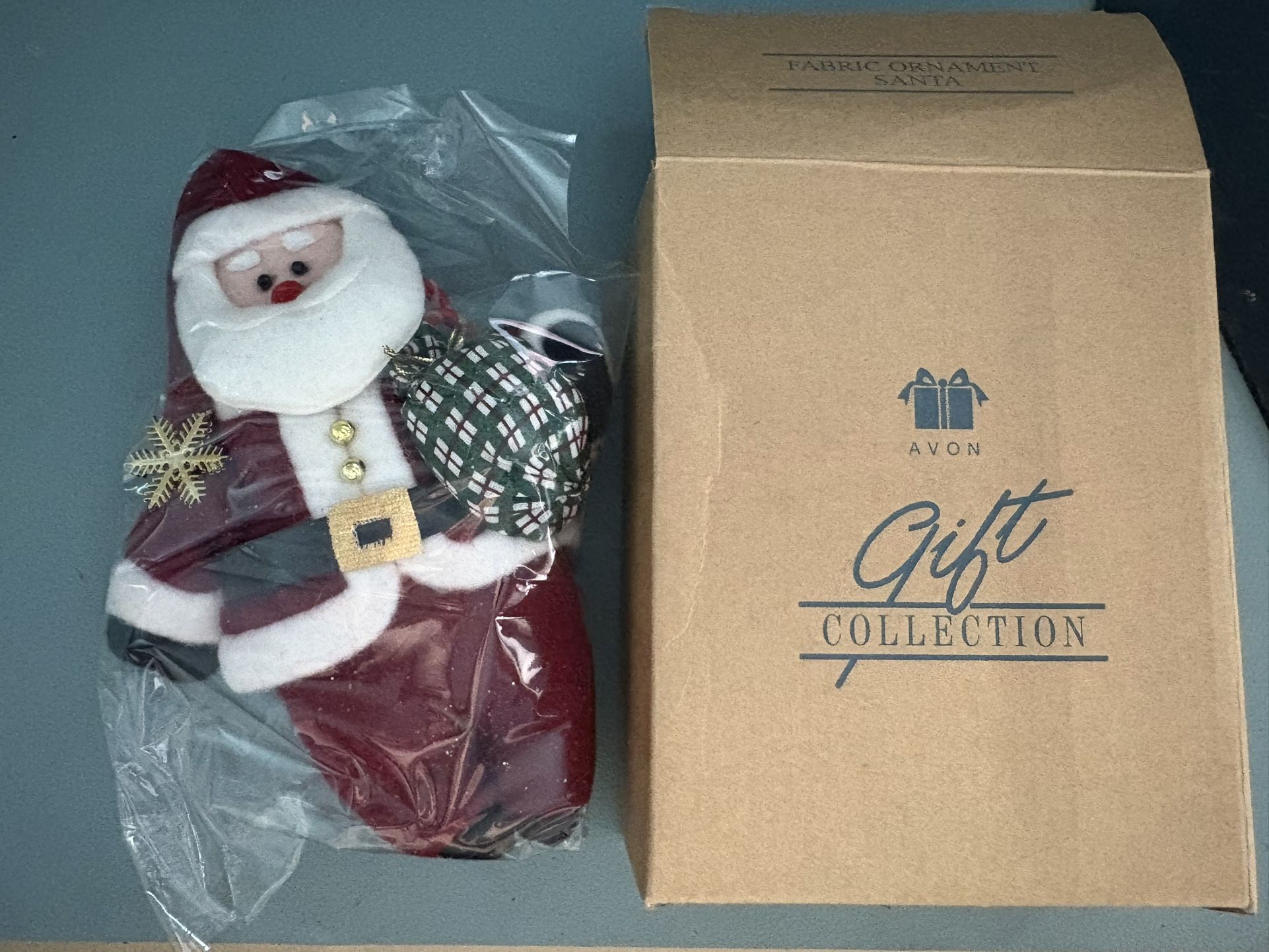 2001 Avon Gift Collection Santa Ornament