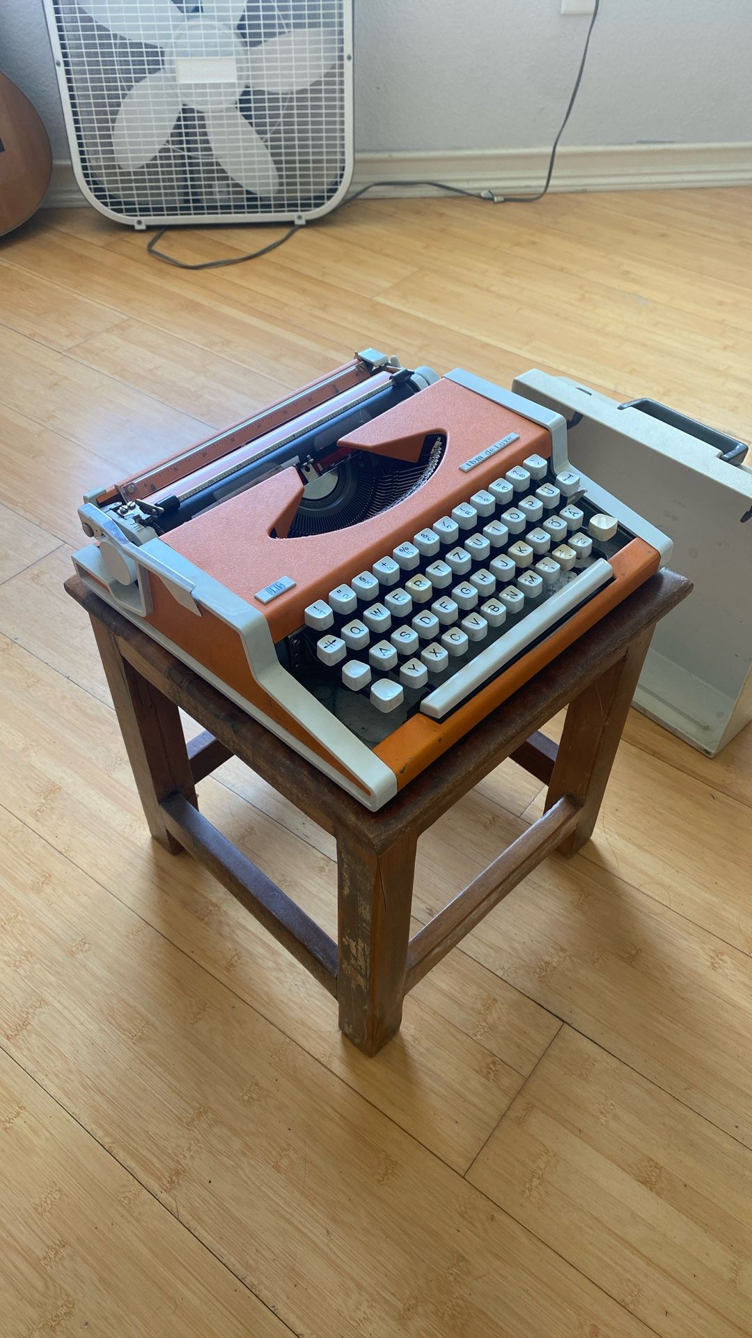 UNIS - tbm de luxe Typewriter