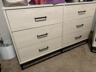 6-Drawer Light Wood Grain Dresser with Black Hardware