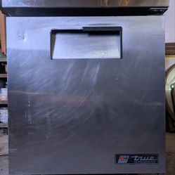 True 27” Commercial Refrigerator – TUC-27 Undercounter – Works Great / Gets Cold Fast