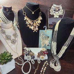 #2217 STUNNING PEARLS  LOT  12 ITEMS (FAUX, NATURAL AND RHINESTONES)
