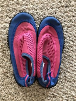 LITTLE GIRLS WATER SHOES (SIZE 13)