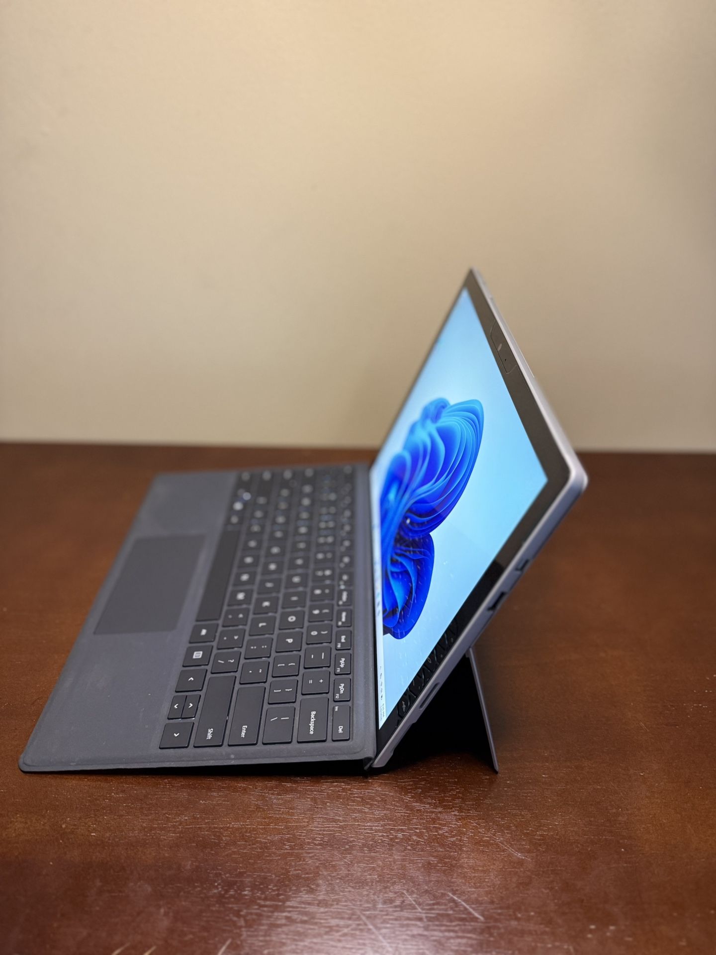 Surface pro Intel i7-7660, 16GB RAM 512GB SSD