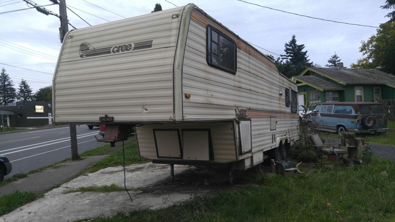 32 foot CREE 5th wheel camper trailer.
