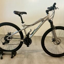 Gorgeous GT Mountain (1-owner) - Like New, Disc brakes, Free Eiuxtras