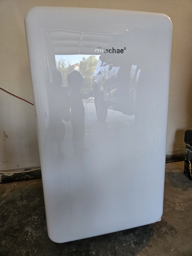 Dimchae petite kimchi refrigerator